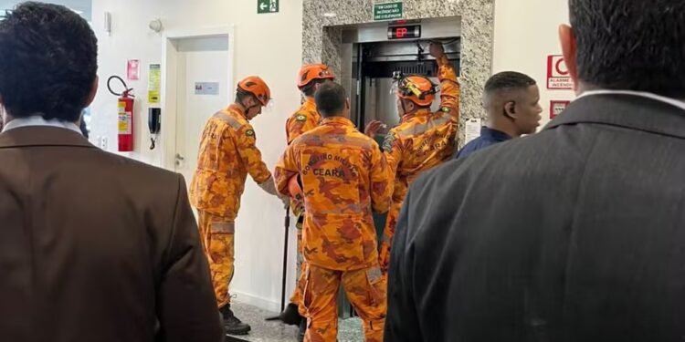 Presidente do STF fica preso em elevador durante participação em evento