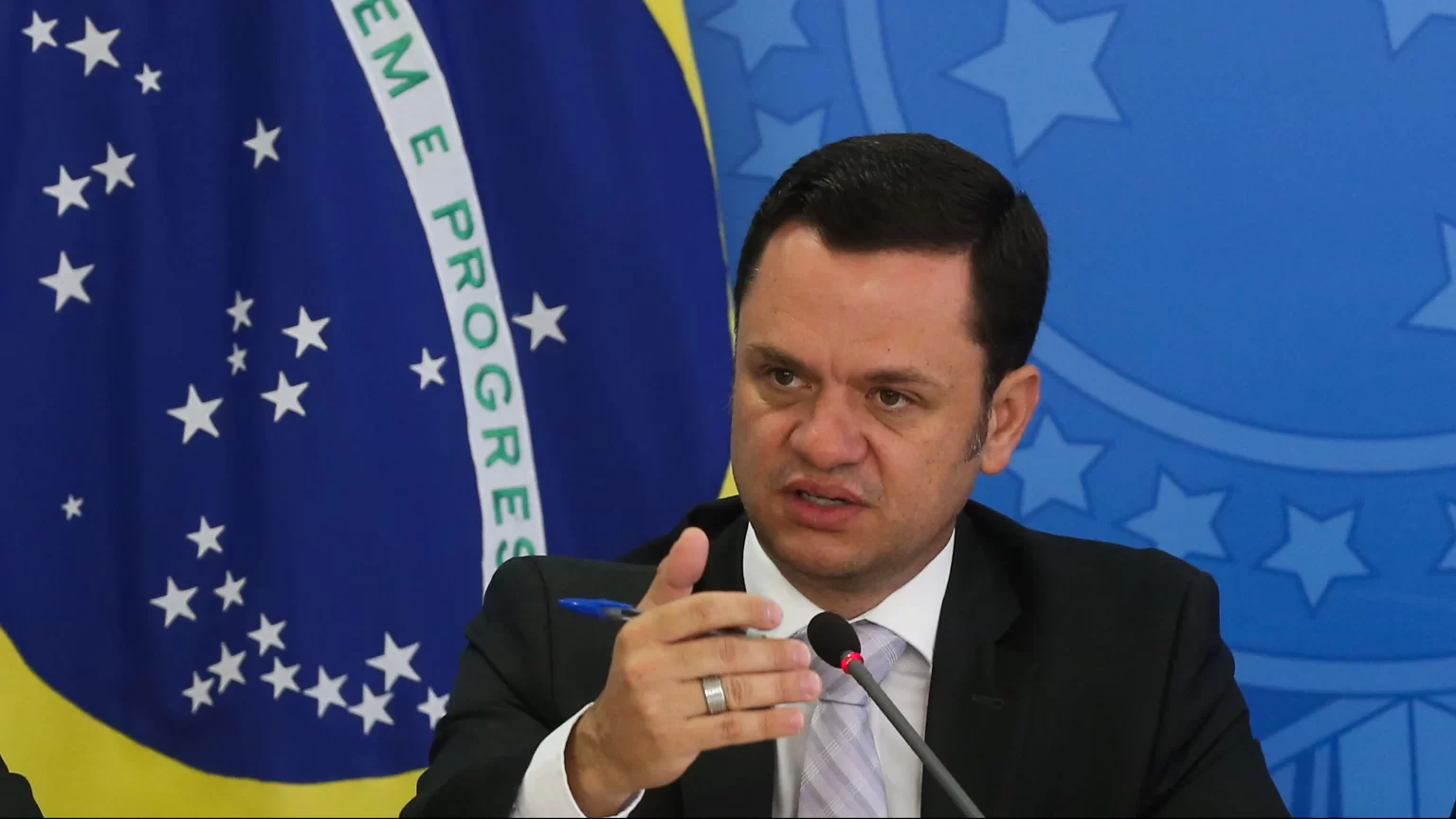 Anderson Torres teria falsificado passagem para comprovar ausência no 8 de janeiro, segundo a PGR