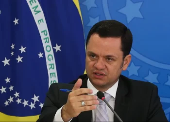 Anderson Torres teria falsificado passagem para comprovar ausência no 8 de janeiro, segundo a PGR