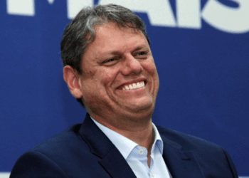 Após criticar Lula, Tarcísio prega união contra tarifaço: “Mãos dadas”