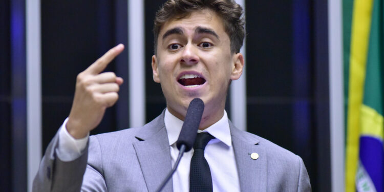 Nikolas Ferreira reage à sanção dos EUA e protocola impeachment contra Moraes