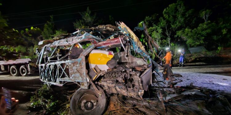 Tragédia na Serra de União dos Palmares: próxima fase da perícia começa após retirada do ônibus
