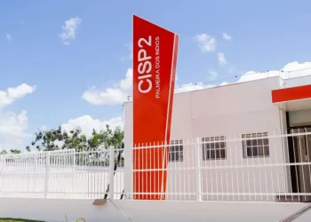 Mulher é levada para delegacia após deixar filhos de 3 e 4 anos chorando sozinhos em casa para ir a bar