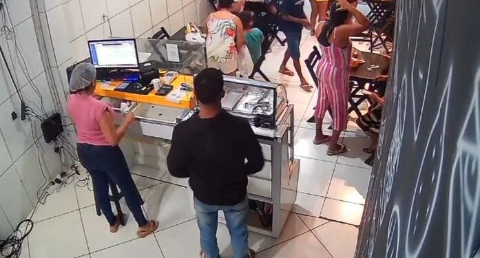 Criminoso invade pizzaria, rouba clientes e foge após grito de criança em Maceió