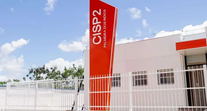 Mulher é levada para delegacia após deixar filhos de 3 e 4 anos chorando sozinhos em casa para ir a bar