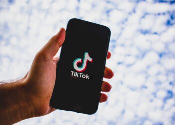 Perfil no TikTok faz juiz duvidar de universitária com bolsa social