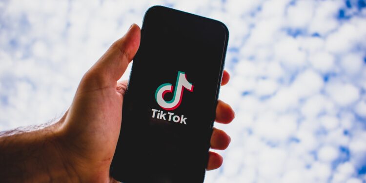 Perfil no TikTok faz juiz duvidar de universitária com bolsa social