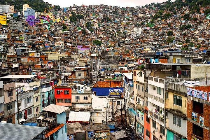 Rocinha concentra arsenal do tráfico e revela nova dinâmica no comércio ilegal de armas no Brasil