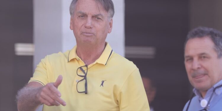 Jair Bolsonaro deixa Solar de Brasília rumo a hospital para exames