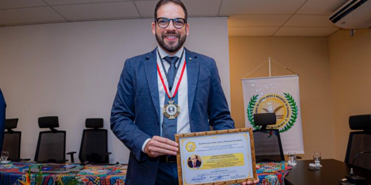 Secretário de Educação de Maceió recebe Comenda Desembargador James Magalhães: “Honra que divido com todos os profissionais da Educação”