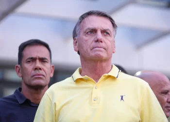 Bolsonaro teria usado 300 mensagens e vídeos para tentar contornar decisões do STF, aponta PF