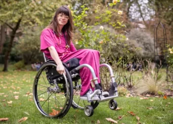 Jovem fica paraplégica após homem cair sobre ela em shopping