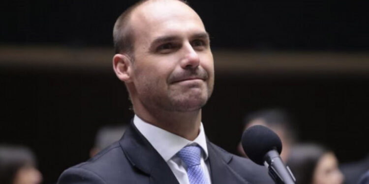 Conversas de Eduardo aumentam pressão para PL ceder à anistia sem Bolsonaro