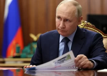 Países europeus desafiam Putin e falam em enviar tropas para a Ucrânia 