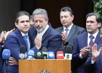 Arthur Lira é acionado nos bastidores para intermediar impasses na Câmara