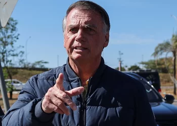 Ala do governo avalia que Bolsonaro teria “forçado” prisão para se apresentar como vítima
