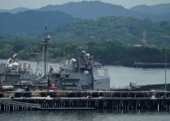 Navio de guerra dos EUANavio de guerra dos EUAatravessa canal do Panamá ematravessa canal do Panamá emdireção ao Caribe
