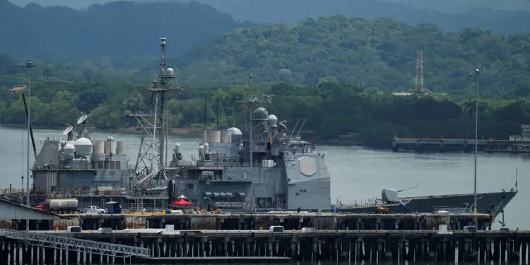 Navio de guerra dos EUANavio de guerra dos EUAatravessa canal do Panamá ematravessa canal do Panamá emdireção ao Caribe