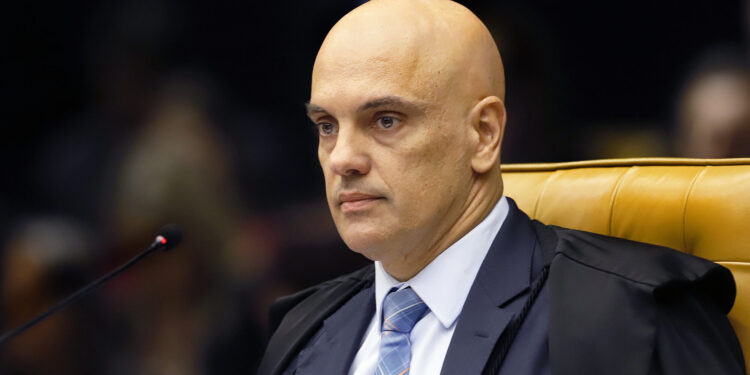 Decisão de Moraes sobre prisão de Bolsonaro isola ministro no STF e gera pressão por recuo
