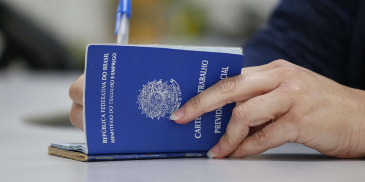 Desemprego recua em 18 estados e Alagoas registra mínima histórica de 7,5%