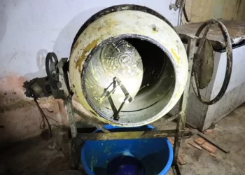 Betoneira enferrujada era usada em laticínio insalubre em zona rural