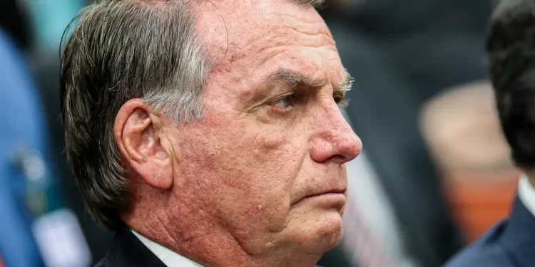 Bolsonaro omitiu transferência de R$ 2 milhões a Michelle, diz PF