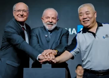 Em inauguração de montadora, Lula defende relação comercial com China