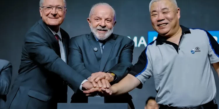 Em inauguração de montadora, Lula defende relação comercial com China