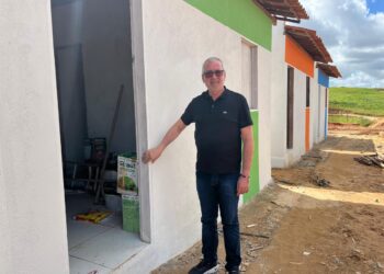Prefeito Maurício Holanda acompanha finalização das obras do Conjunto Audálio Holanda em Chã Preta