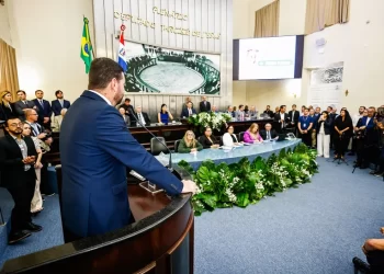 Presidente da Câmara destaca perfil conciliador de Fábio Farias em homenagem na ALE