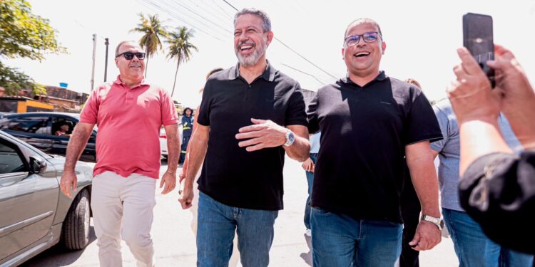 Arthur prestigia inauguração e entrega de obras em Satuba