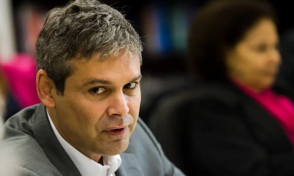 Senador Lindhberg Farias muda posição e reconhece Moraes como protetor da democracia