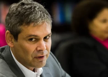 Senador Lindhberg Farias muda posição e reconhece Moraes como protetor da democracia