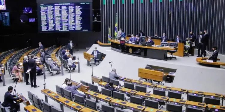“Adultização”: entenda projeto que pode ter urgência votada na Câmara