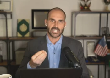 Eduardo Bolsonaro formaliza pedido para cumprir funções de deputado nos EUA