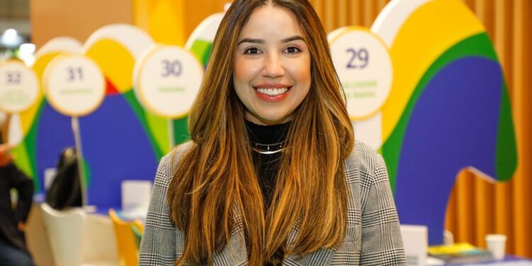 Queda grave deixa secretária de Turismo com fratura na vértebra durante viagem familiar