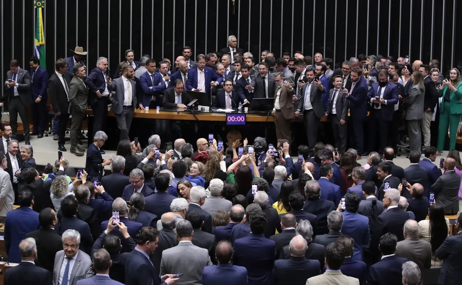 Câmara: oposição anuncia negociação por anistia e base do governo nega