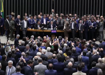 Câmara: oposição anuncia negociação por anistia e base do governo nega