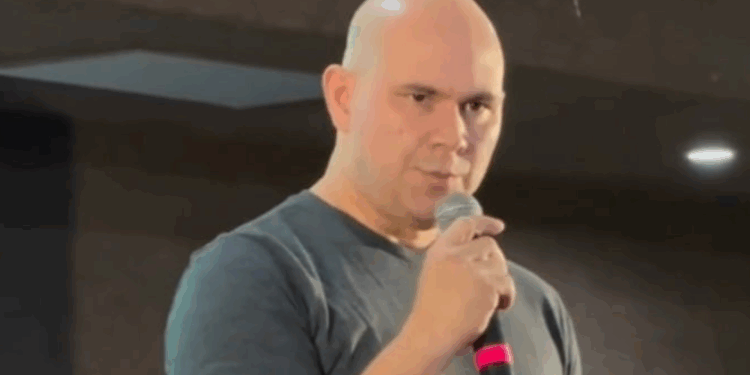 Prefeito do PL expulsa professora de evento por usar pronome “todes”