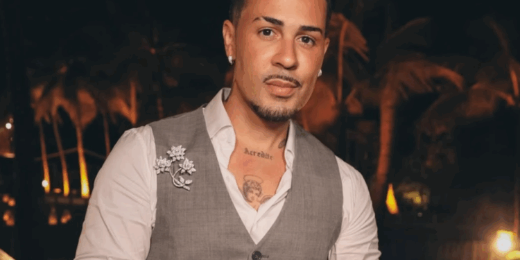 Carlinhos Maia nega romance com influenciadora e rebate boatos sobre sexualidade: “Como é que vira hétero?”