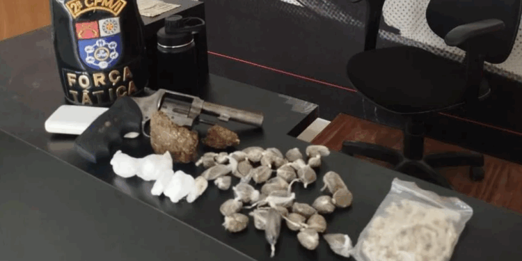 Suspeito de chefiar tráfico em Paripueira é preso com drogas e arma