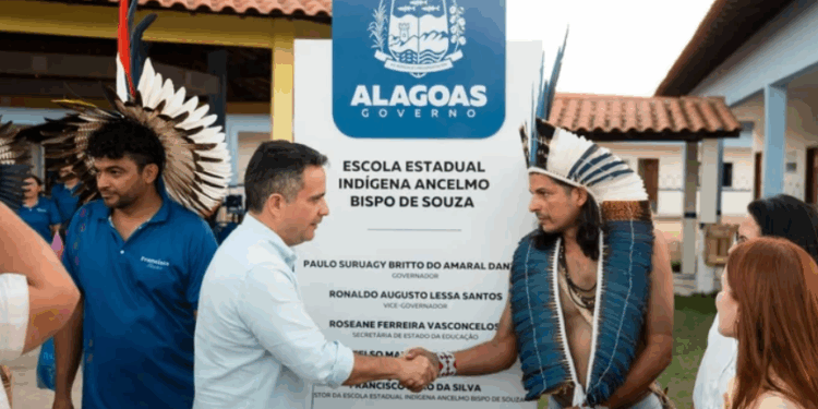 Dantas inaugura escola indígena e moderno complexo esportivo em Inhapi