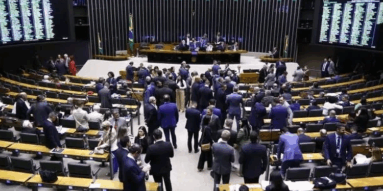 Centrão tenta votar PEC da Impunidade no escuro e expõe blindagem escandalosa