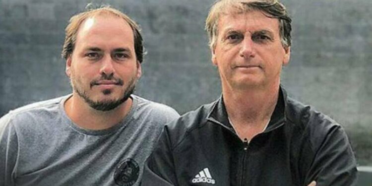 Carlos Bolsonaro dá entrada em hospital pouco depois da prisão domiciliar do pai