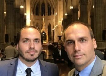 Carlos e Eduardo Bolsonaro questionam postura de governadores da direita em declarações públicas