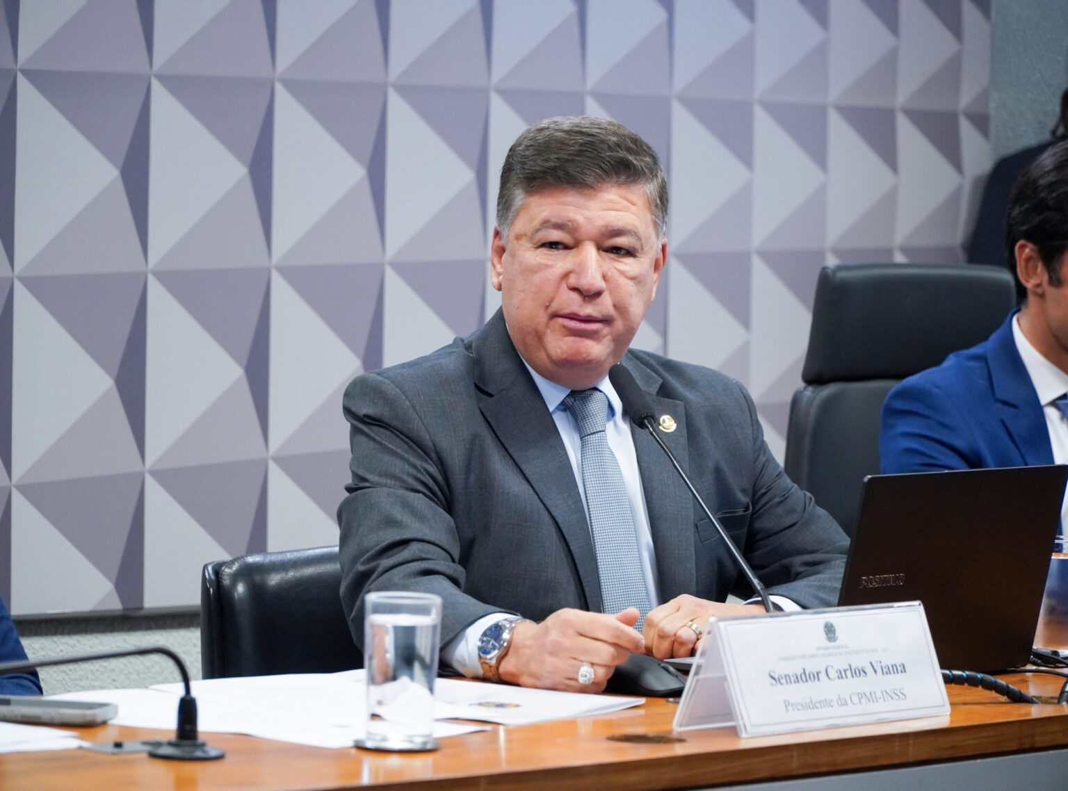 Presidente da CPMI do INSS repreende jornalistas antes de sessão