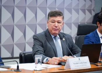 Presidente da CPMI do INSS repreende jornalistas antes de sessão