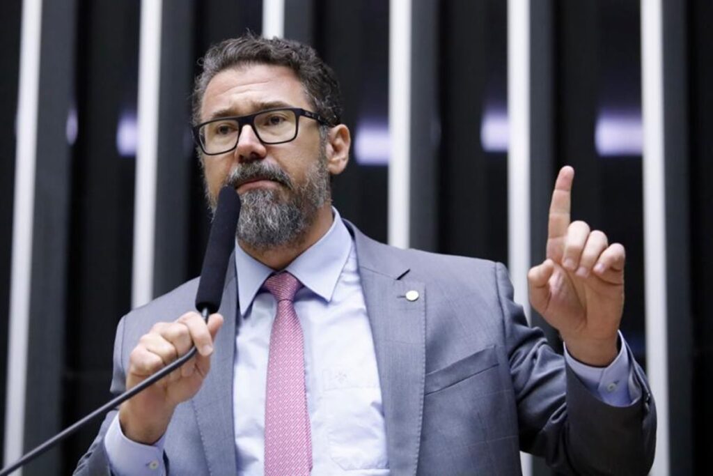Sou autista e não entendi, diz deputado sobre sair da cadeira de Motta