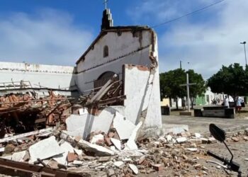 Capela desaba na Bahia e apenas parede com imagem de Cristo resiste