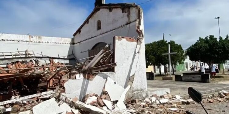 Capela desaba na Bahia e apenas parede com imagem de Cristo resiste
